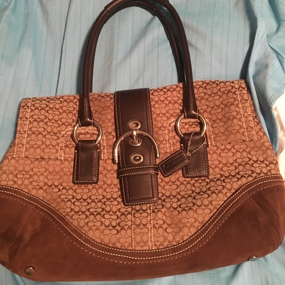 Brown Coach bag 💼 about 15 by 10