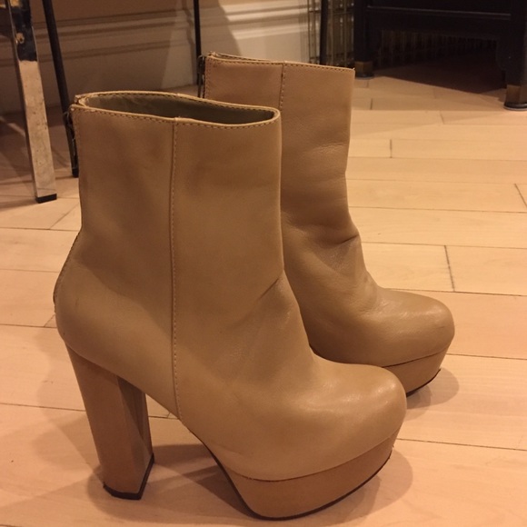 Tan Steve Madden Platform Boots Size 6