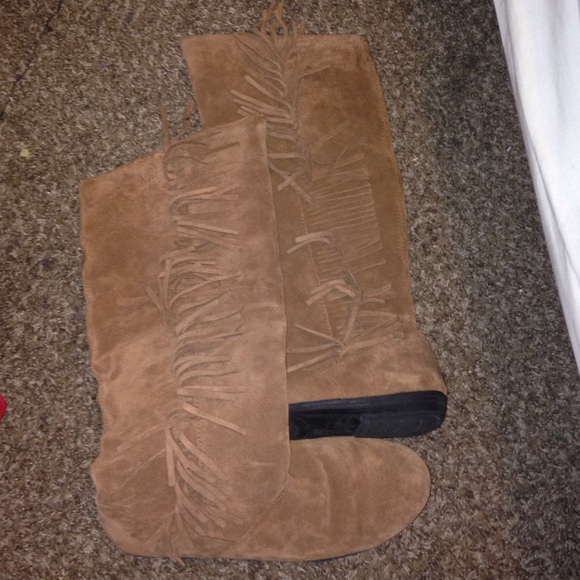 Brown boots with fringe