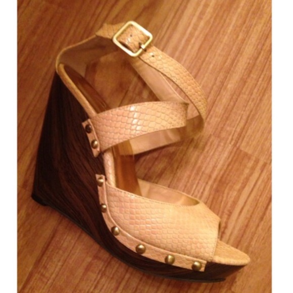 Jessica Simpson Wedges