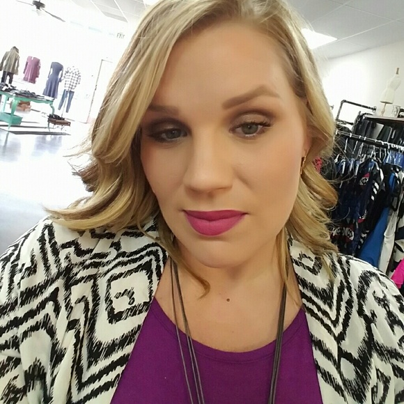 Meet your Posher, Candice - Picture 2 of 2