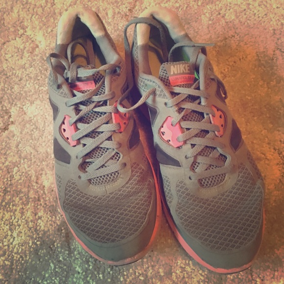 Tennis shoes