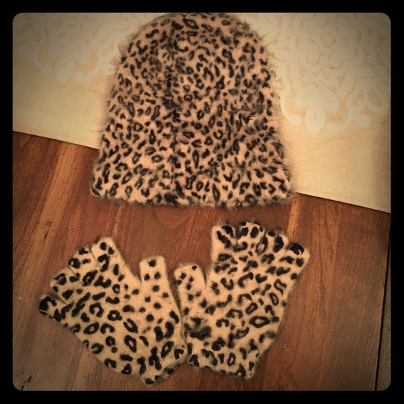 Urban Outfitters Cheetah Hat and Gloves