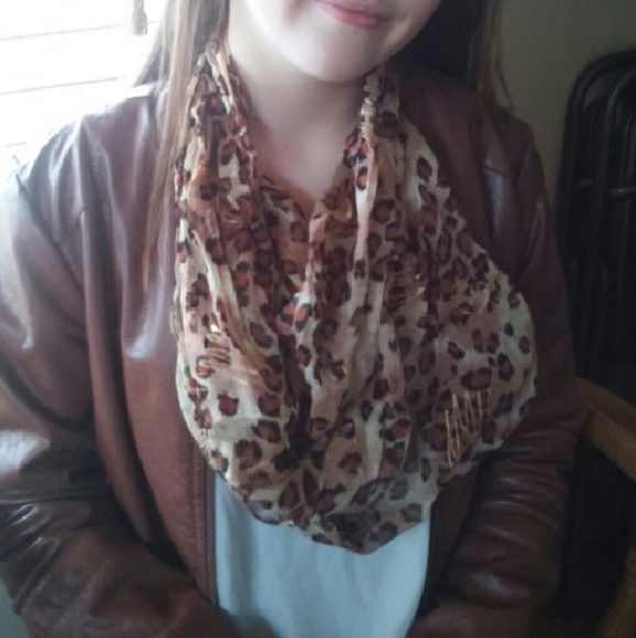 LEOPARD PRINT SCARF WITH GOLD ACCENTS