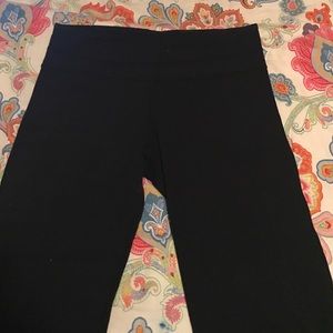 black cropped lululemon yoga pants