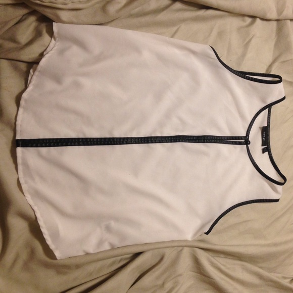 Black and white blouse, - Picture 1 of 3