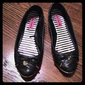 Betsey Johnson black flats
