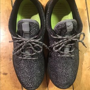 Nike WMNS Rosherun Cool Grey Black Wolf Grey Volt Nike WMNS Rosherun Cool Grey Black Wolf Grey Volt