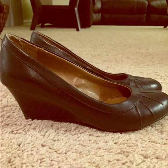 Black wedges