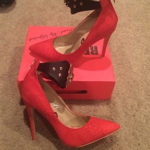 Red kiss fanatic love size 11