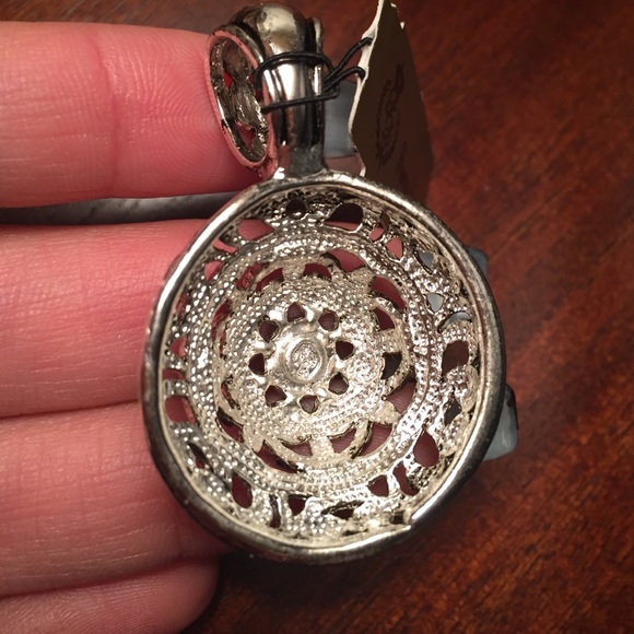 Silver Charm - Picture 2 of 4