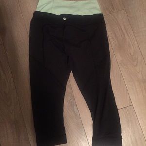 Black lululemon cropped leggings