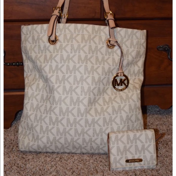 Michael Kors purse with matching wallet!