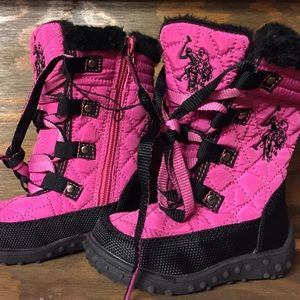 Little girls winter boots.