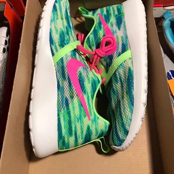 Nike Shoes - Nike roshe run
