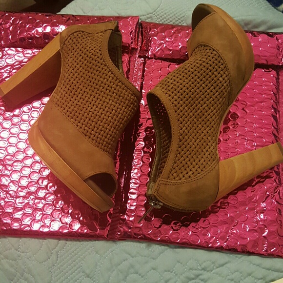 Shoes - Picture 2 of 4