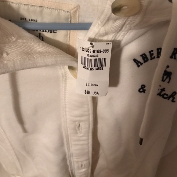 SOLD🚫 Abercrombie &Fitch sweatshirt - Picture 2 of 5