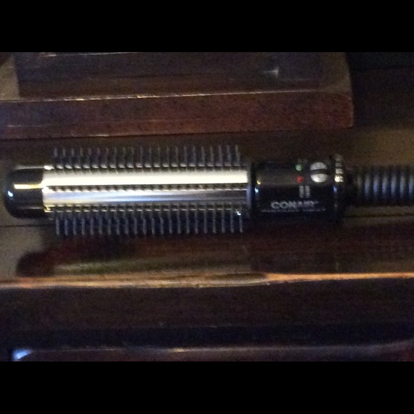 CONAIR 1 1/4 BRUSH/CURLING IRON NEW