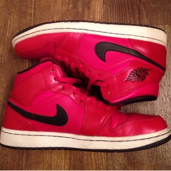 Nike air jordan 1 mids gym red