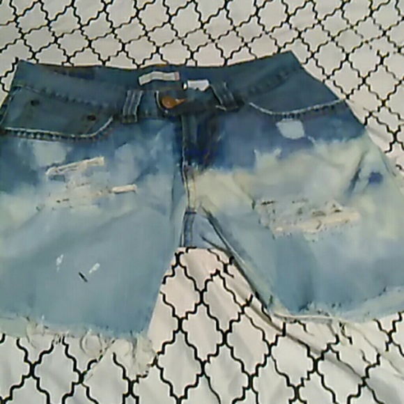 Diy bleached Levi shorys