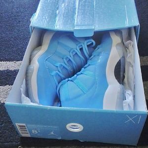 NEVER WORN GIFT OF FLIGHT SIZE 8.5 (11'S ONLY!!)