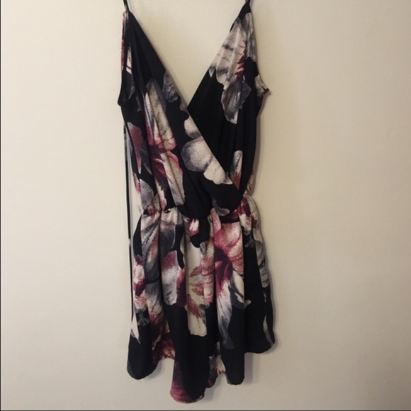 Floral Romper 🌺 - Picture 2 of 4