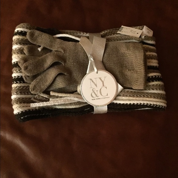 NY & C Set of Gloves and Scarf