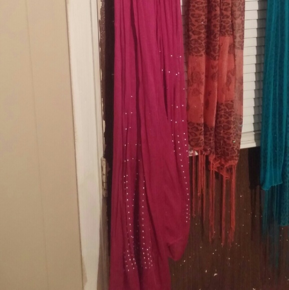 Multiple scarfs - Picture 2 of 4