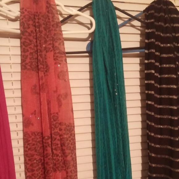 Multiple scarfs - Picture 3 of 4