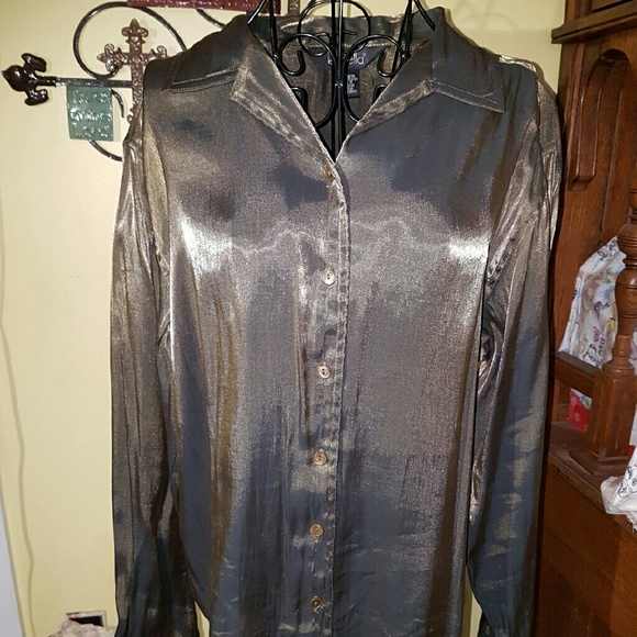 NWOT.. GORGEOUS SHIMMER BUTTON UP TOP.