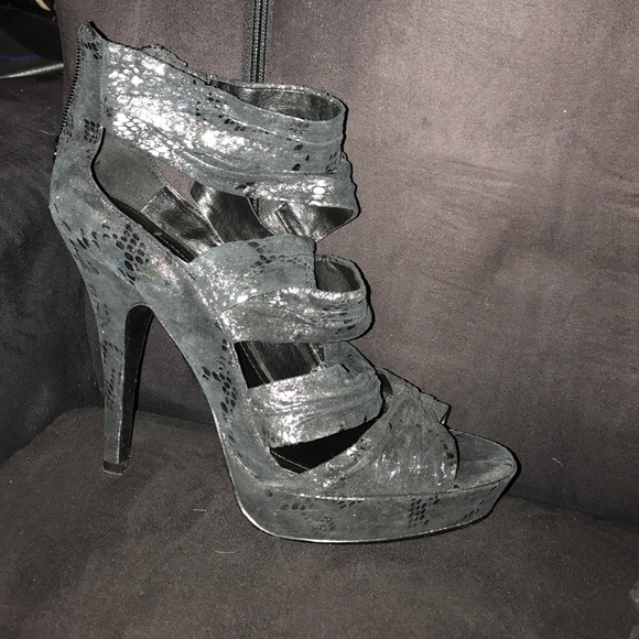 Brand new BCBG snake print heels - Picture 1 of 3