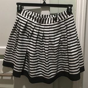Black and white pleated short skirt