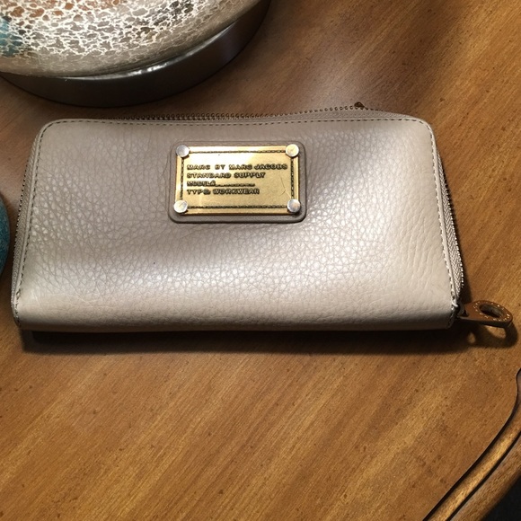 MARC BY MARC JACOBS ZIP AROUND WALLET