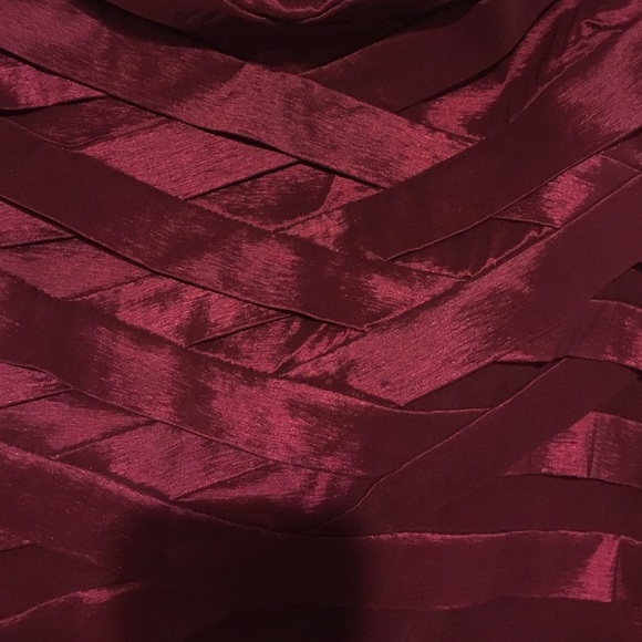 Beautiful red dress - Picture 4 of 4