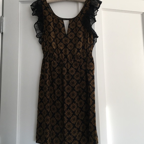 Gold patterned dress with lace accents. - Picture 1 of 4