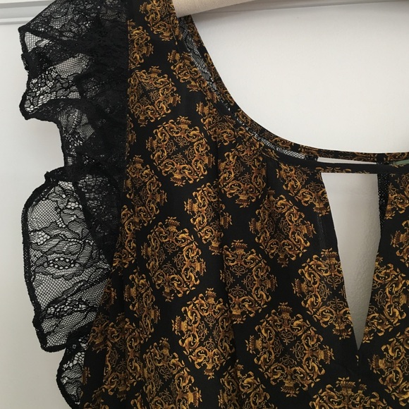 Gold patterned dress with lace accents. - Picture 2 of 4