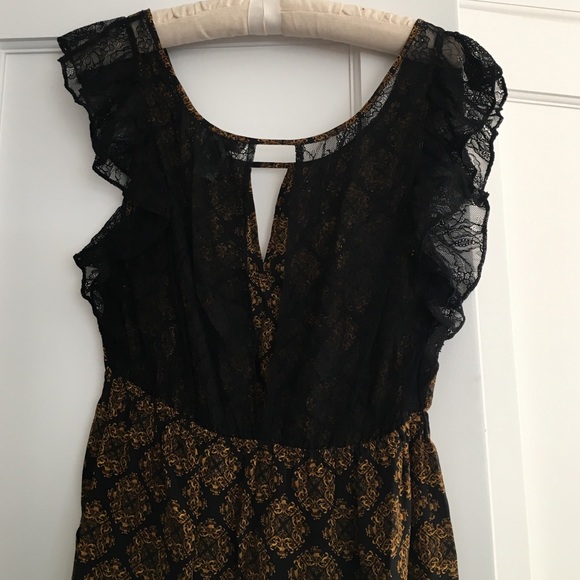 Gold patterned dress with lace accents. - Picture 3 of 4