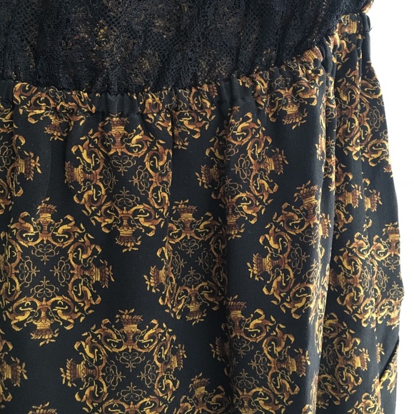 Gold patterned dress with lace accents. - Picture 4 of 4