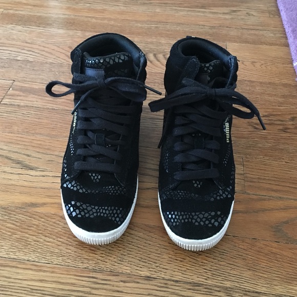 Platform Puma sneakers. Size 7.