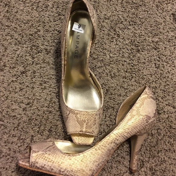 Peep toe pump