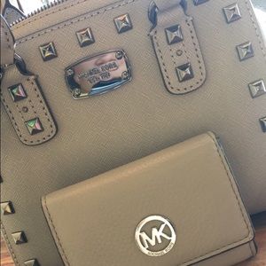 Meet your Posher, Mia