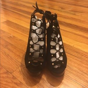 Laced Platform heels in black