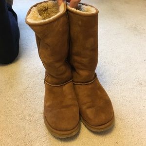 Classic tall chestnut uggs. Size 9.