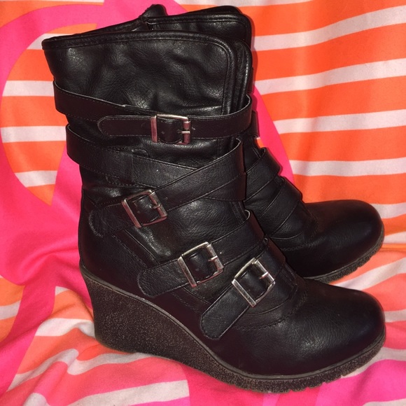 Strapped n buckled boots 8/9
