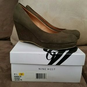 Ladies Nine WEST Olive Green Suede Wedges