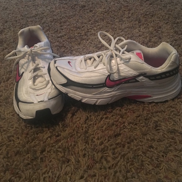 Women's 9.5 Nike shoes