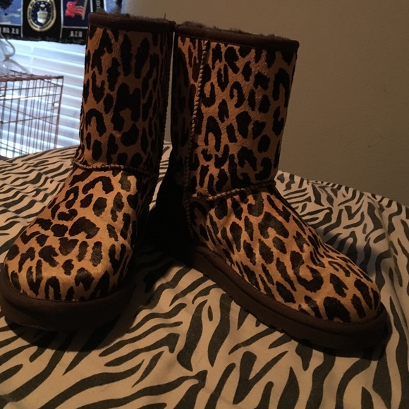 UGGS - Picture 4 of 4