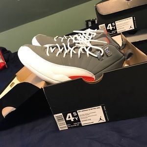 Jordan cool grey w/ orange 12s👟