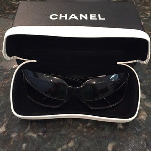 Chanel sunglasses with pearl C