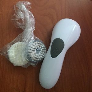 Facial cleansing brush